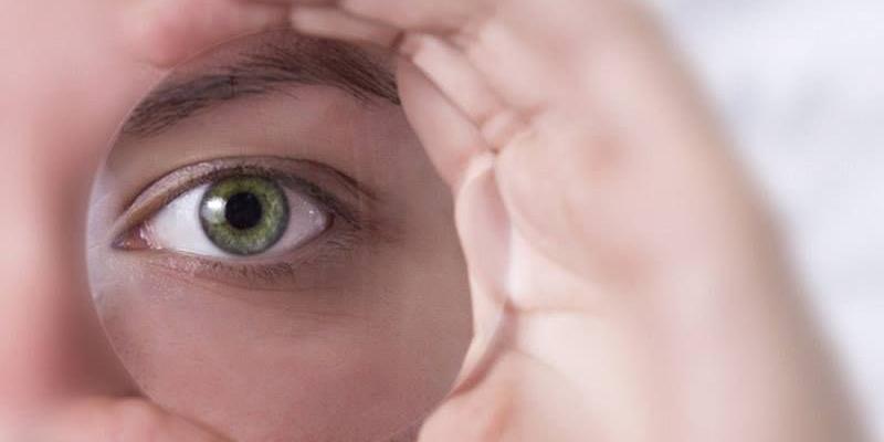 آیا عینک طبی باعث گودی و سیاهی دور چشم می‌شود؟ بررسی علمی یک باور رایج