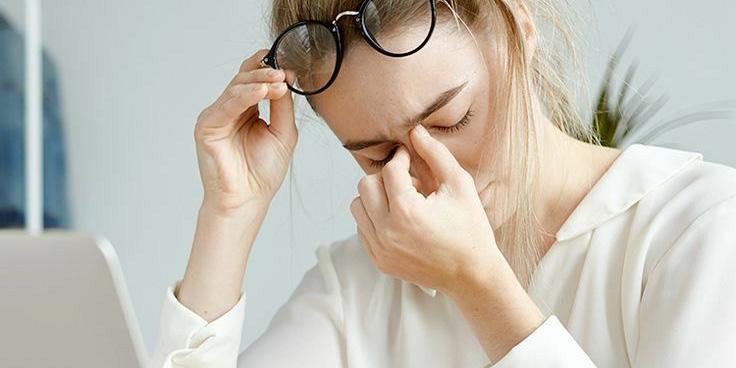 آیا عینک زدن باعث تنبلی یا افزایش نمره چشم میشود؟ بررسی حقیقت یا خرافات